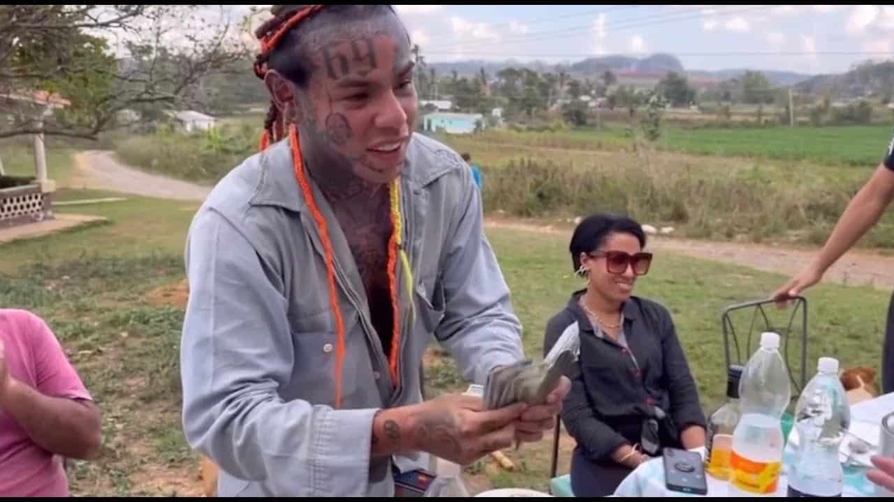 Tekashi 6ix9ine regala dinero